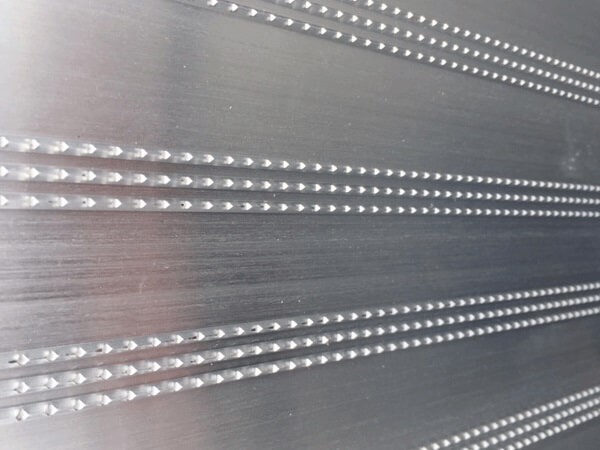 Schweres Gerät findet auch bei schwierigen Bedingungen (Schnee, Nässe, Dreck) einen super Halt. Höchste Sicherheit mit Mauderer Verladeschienen vom Typ CO.