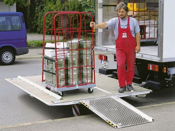 Die Ladebordwandrampen eignen sich speziell zum schnellen Be- und Entladen von Transportwagen.