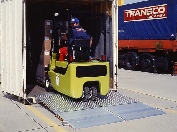 Mithilfe der MC Containerrampe können schwere Stapler Container befahren.