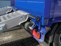 Schwere Auffahrrampen können mithilfe des Federhebewerks von nur einer Person benutzt werden. Schwere Auffahrrampen können mithilfe des Federhebewerks von nur einer Person benutzt werden.