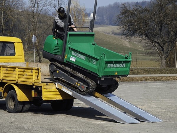 Die Auffahrschienen sind geeignet um mittelschwere Baumaschinen zu verladen.