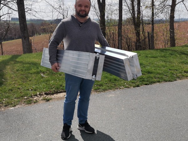 Trotz der hohen Tragkraft sind diese Rampen von nur einer Person bedien- und tragbar.