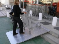 Vorschau: Auch ein Überbrücken von Stufen kann mithilfe der AOS-Auffahrrampe problemlos realisiert werden - profitieren Sie von zwei verschiedenen Fahrflächenbreiten. Vorschau: Auch ein Überbrücken von Stufen kann mithilfe der AOS-Auffahrrampe problemlos realisiert werden - profitieren Sie von zwei verschiedenen Fahrflächenbreiten.