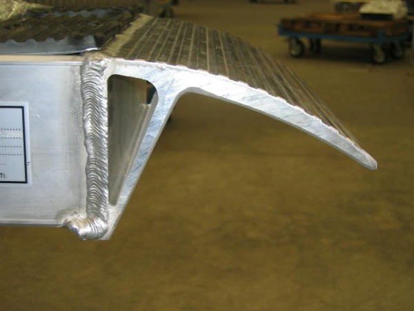 Von Werk aus werden die Schienen mit einem Auflege-Oberteil ausgestattet. Alternativ können Sie ein anderes Auflager wählen - mehrere Infos in dem Bereich Zubehör.