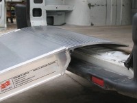 Das verlängerte Auflager schützt Fahrzeuge und Anhänger vor Schäden. Das verlängerte Auflager schützt Fahrzeuge und Anhänger vor Schäden.