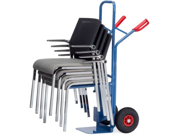 Der robuste Stuhlkarren kann schwere Lasten bis 300 kg tragen.