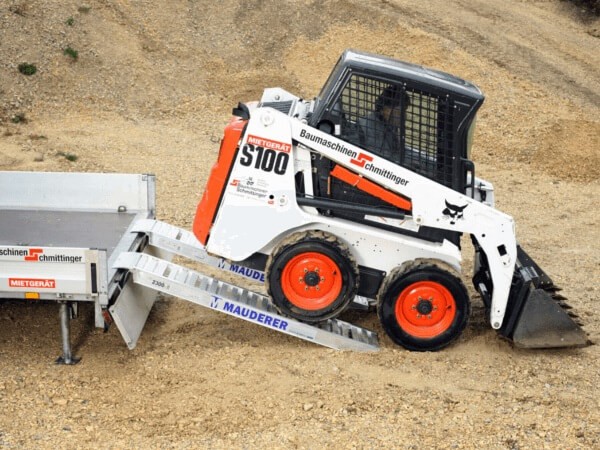 Mithilfe dieser Verladeschienen wird das Be- und Entladen von schweren Gerät zum Kinderspiel.