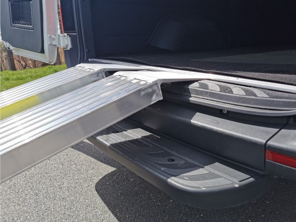 Das extra lange Auflager verhindert Beschädigungen am Transporter.