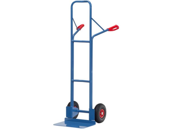Die 480 mm breite Schaufel ist optimal geeignet um breite Kisten zu transportieren.