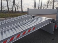 Vorschau: Der beidseitige Sicherheitsrand verhindert ein seitliches Abrutschen beim Be- und Entladen. Vorschau: Der beidseitige Sicherheitsrand verhindert ein seitliches Abrutschen beim Be- und Entladen.