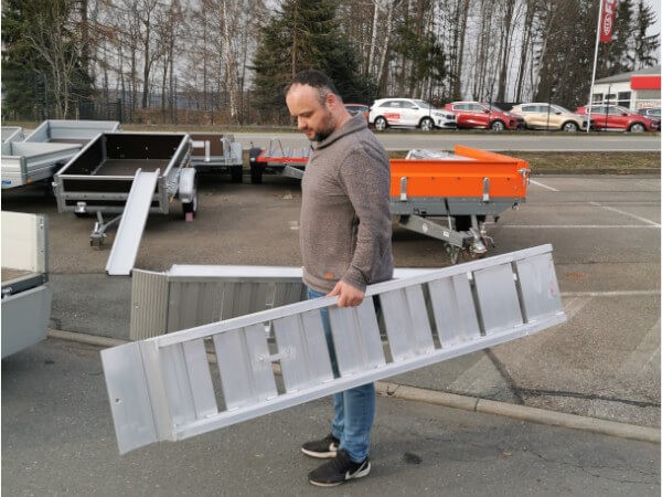 Die superleichten Auffahrrampen lassen sich bei einer Länge von unter 3 Meter problemlos von einer Person tragen.