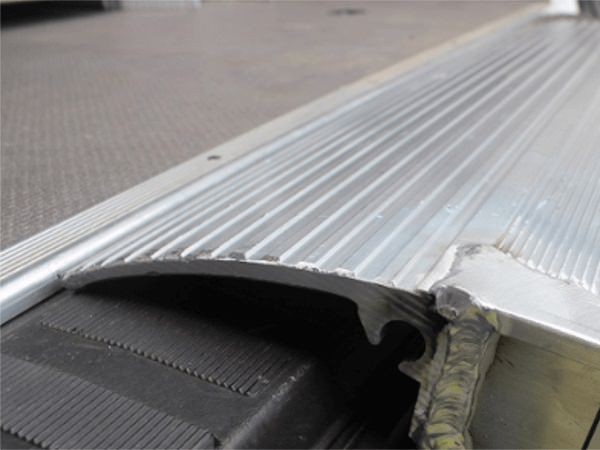 Das gebogene Auflager passt sich perfekt dem Andockwinkel an und steuert somit zum sicheren Be- und Entladevorgang bei.