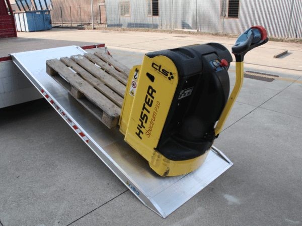 Die TS Rampe trägt bis zu 2.000 kg problemlos und kann somit von Gabelhubwagen praktisch befahren werden.