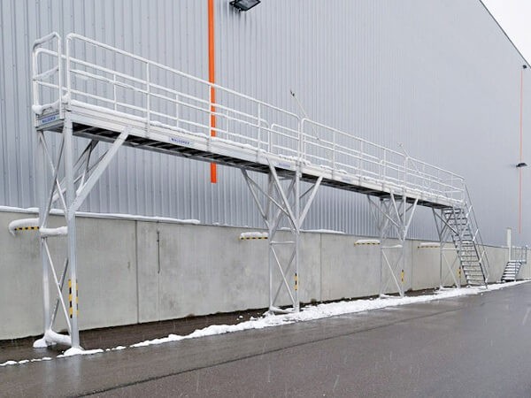 Das stationäre Enteisungsgerüst ist optimal geeignet wenn viele Lkws von Schnee und Eis befreit werden sollen.