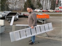 Vorschau: Die superleichten Auffahrrampen lassen sich bei einer Länge von unter 3 Meter problemlos von einer Person tragen. Vorschau: Die superleichten Auffahrrampen lassen sich bei einer Länge von unter 3 Meter problemlos von einer Person tragen.