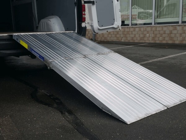 Die begehbare Rampe macht das Be- und Entladen von schweren Maschinen zu einem Kinderspiel.