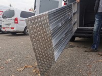 Vorschau: Ein an der Unterseite befindliches Warzenblech verhindert ein Wegrutschen der Auffahrrampe. Vorschau: Ein an der Unterseite befindliches Warzenblech verhindert ein Wegrutschen der Auffahrrampe.