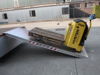 Dank der Auffahrrampe können selbst sehr schwere Lasten auf Paletten problemlos verladen werden. Dank der Auffahrrampe können selbst sehr schwere Lasten auf Paletten problemlos verladen werden.