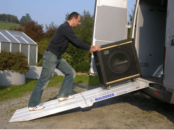 Mithilfe der Verladerampe können schwere Fahrzeuge & Geräte kinderleicht in Transporter oder Anhänger verladen werden.