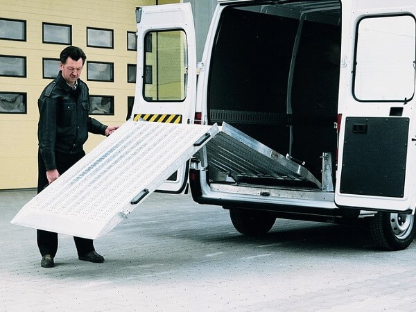 Die Einbaurampe kann problemlos von einer Person bedient werden - die Gaszylinder erleichtern das Auseinanderklappen stark.