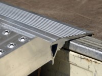 Vorschau: Das Auflager der AOS Rampe passt sich wunderbar an - perfekt für Transporter, Treppen oder Anhänger. Vorschau: Das Auflager der AOS Rampe passt sich wunderbar an - perfekt für Transporter, Treppen oder Anhänger.