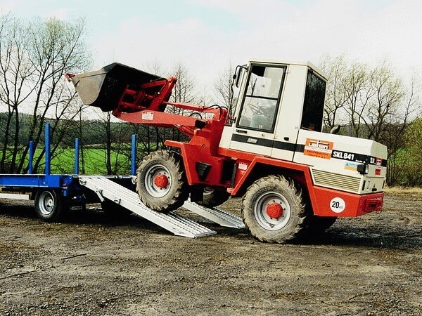 Schwere Baumaschinen (Bagger, Radlader oder Walzen) können problemlos auf Anhänger oder Zugfahrzeuge verladen werden.