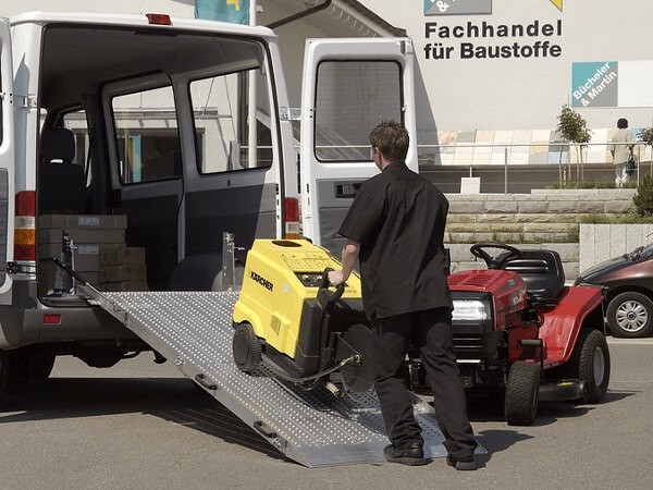 Für Reinigungsfirmen und Bäckereien eignen sich die Rampen perfekt um Wagen oder andere Gerätschaften sicher zu verladen.