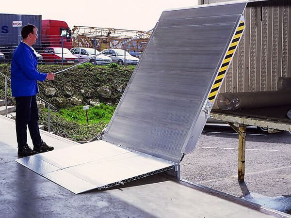 Die robuste Überladebrücke aus Aluminium kann problemlos von nur einer Person bedient werden.