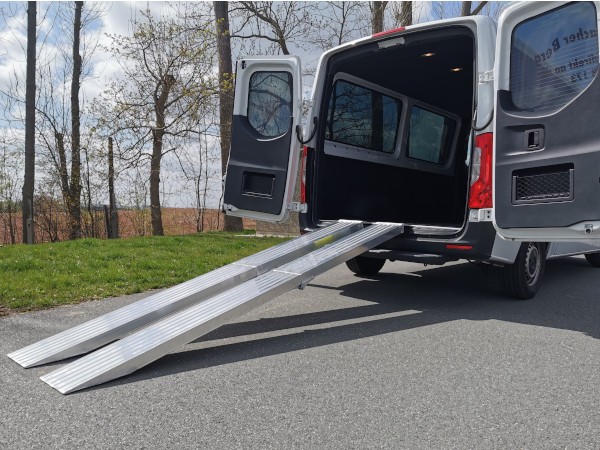 Die Rampen werden einfach an der Ladeflaeche auflegt und gewaehrleisten einen sicheren Halt.