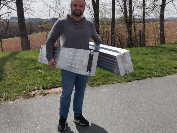 Trotz der hohen Tragkraft sind diese Rampen von nur einer Person bedien- und tragbar.