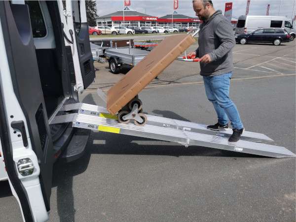 Die Rampen ermoeglichen das schnelle und einfache Verladen mit Transportkarren.