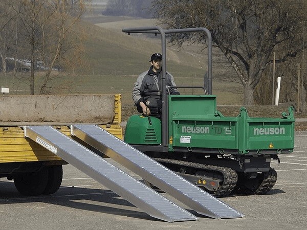 Dank der AVS 110 wird das Verladen von mittelschweren Fahrzeugen zum Kinderspiel.