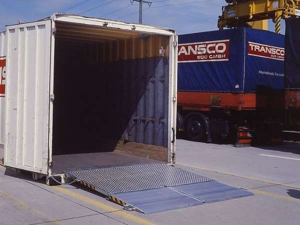 Containerbruecke zum schnellen Be- und Entladen von Containern.