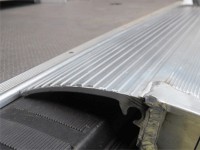 Vorschau: Das gebogene Auflager passt sich perfekt dem Andockwinkel an und steuert somit zum sicheren Be- und Entladevorgang bei. Vorschau: Das gebogene Auflager passt sich perfekt dem Andockwinkel an und steuert somit zum sicheren Be- und Entladevorgang bei.