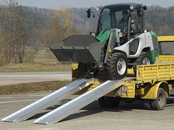 Ein sicheres Verladen von schweren Baumaschinen (Bagger, Radlader oder Traktoren) ist mithilfe der AVS 170 Auffahrrampen möglich.