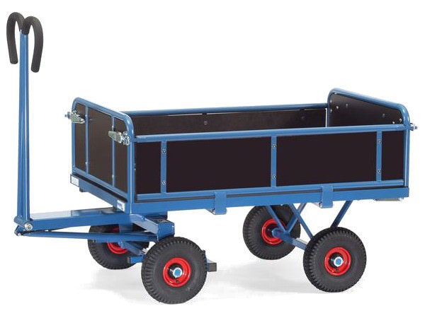 Dieser Pritschenwagen besitzt 3 abklappbare Wände und kann Lasten bis 700 kg tragen.