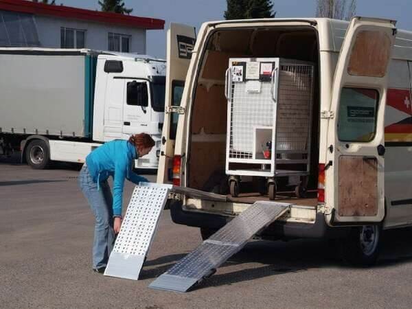 Die klappbare AOS-F Auffahrschienen sind perfekt passend für gängige Transport oder Anhänger.