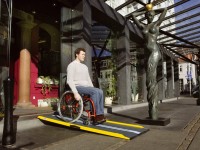 Mithilfe der TSI Rollstuhlrampe können kleinere Hindernisse wie Stufen problemlos passiert werden.
