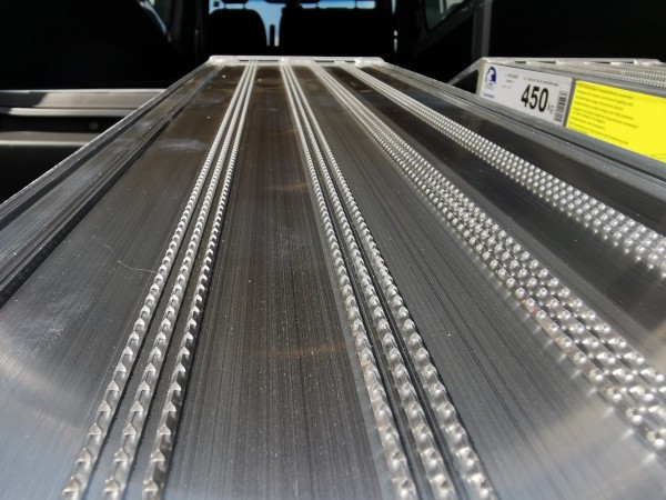 Die profilierte Oberflaeche eignet sich besonders gut fuer Baumaschinen oder Transportwagen mit kleinen Rollen .