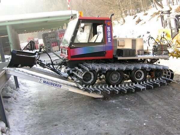 Fahrzeuge mit breiten Reifen oder Ketten finden auf der Verladerampe einen sicheren Halt.