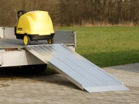 Vorschau: Mithilfe der AOS Verladerampe können schwere Geräte auf Anhänger verladen werden. Vorschau: Mithilfe der AOS Verladerampe können schwere Geräte auf Anhänger verladen werden.