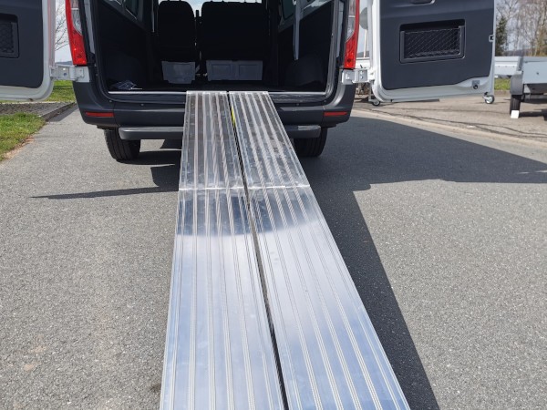 Bei Bedarf koennen beide Rampen als Breitrampe agieren - bitte beachten Sie. dass durch die Scharniere ein kleiner Spalt zwischen den Rampen bestehen bleibt.