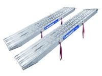 Auffahrrampen XO eignen sich zum Verladen von Baumaschinen mit Luftbereifung, Gummi- oder Stahlketten. Auffahrrampen XO eignen sich zum Verladen von Baumaschinen mit Luftbereifung, Gummi- oder Stahlketten.