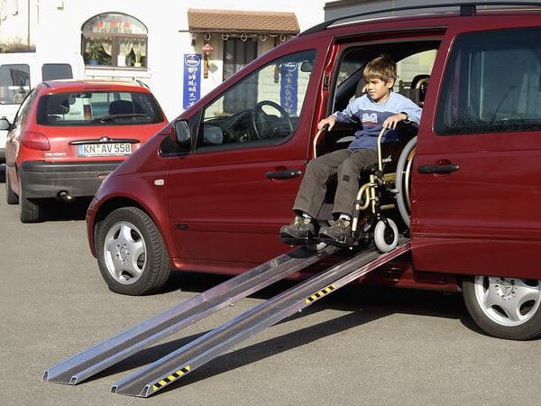 Die rutschsicheren Rollstuhlrampen eignen sich perfekt wenn Rollstuhlfahrer in Fahrzeuge verladen werden sollen.