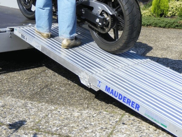 Das Verladen von schweren Motorrädern ist meist mit Schwierigkeiten verbunden - nicht mit einem begehbaren Steg. Hier können Sie problemlos mit der Maschine die Rampe hochlaufen.