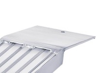 Vorschau: Speziell für Transporter oder Anhänger besitzt diese Schiene ein 226 mm langes Auflager. Aufgrund der außergewöhnlichen Länge können Schäden an Stoßstangen... Vorschau: Speziell für Transporter oder Anhänger besitzt diese Schiene ein 226 mm langes Auflager. Aufgrund der außergewöhnlichen Länge können Schäden an Stoßstangen usw. verhindert werden.