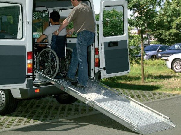 Rollstuhlrampe zum Festeinbau im Fahrzeug