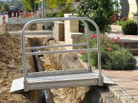 Die Aluminium Grabenbrücke ist die passende Überbrückung für Gräben auf Baustellen. Die Aluminium Grabenbrücke ist die passende Überbrückung für Gräben auf Baustellen.