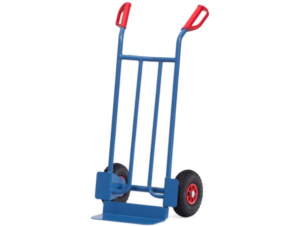 Die stabile Karre kann schwere Kisten bis 250 kg tragen.