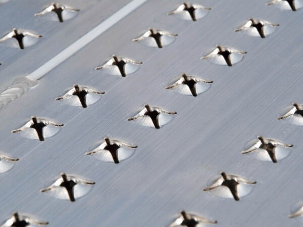 Die Lochstanzung der Oberfläche gewährleistet auch bei sehr schwierigen Bedingungen einen optimalen Halt.